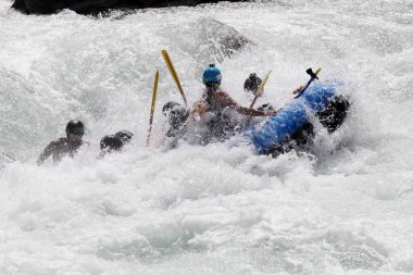 Beyaz su rafting nehir Yosino Japonya'da rapids üzerinde