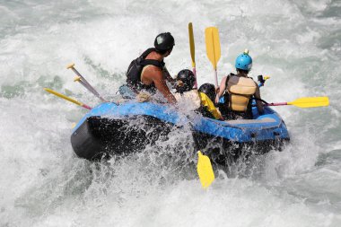 Beyaz su rafting nehir Yosino Japonya'da rapids üzerinde