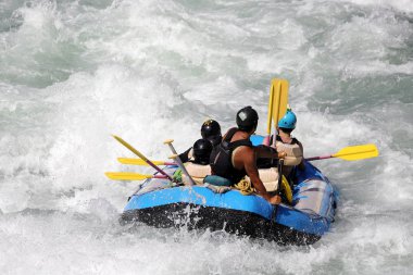 Beyaz su rafting nehir Yosino Japonya'da rapids üzerinde
