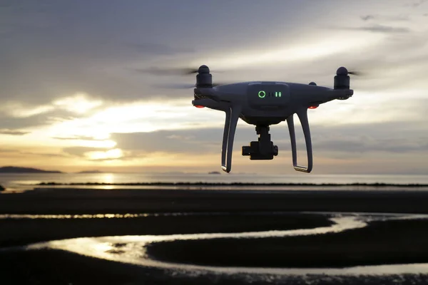 Drone Teledirigido Que Vuela Aire Puesta Del Sol —  Fotos de Stock