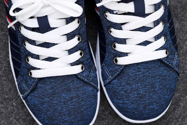 Paar Blauwe Sneakers Close Van Witte Schoenveters — Stockfoto