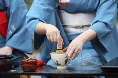 Japon kadın geleneksel kimono Japon yeşil çay töreni Garden hazırlanıyor