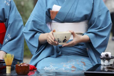 Japon kadın geleneksel kimono Japon yeşil çay töreni Garden hazırlanıyor