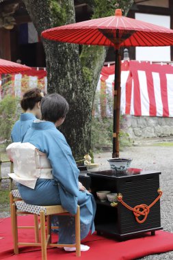 Japon kadınların geleneksel kimono Japon yeşil çay töreni Garden hazırlanıyor 