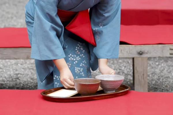 Mujer Japonesa Kimono Tradicional Sosteniendo Tazas Sirviendo Verde —  Fotos de Stock