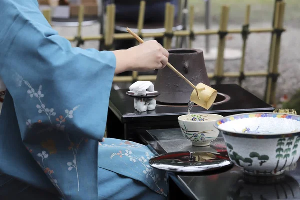 Japanerin Traditionellen Kimono Bereitet Japanische Grüntee Zeremonie Garten Vor — Stockfoto