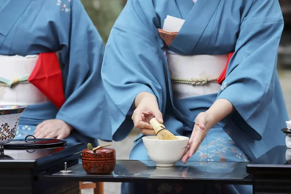 日本妇女在传统和服制作日本绿茶仪式在花园 — 图库照片