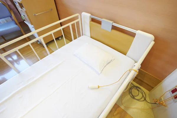 医院房间内有空床和医疗设备 — 图库照片