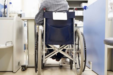 Geri görüntülemek eski Sağlık Odası, Danışma görüntü tekerlekli sandalye üzerinde oturan adam