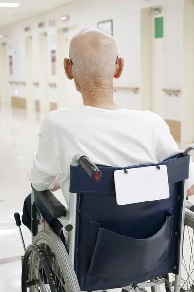 Visão Traseira Homem Velho Sentado Cadeira Rodas Corredor Hospital — Fotografia de Stock