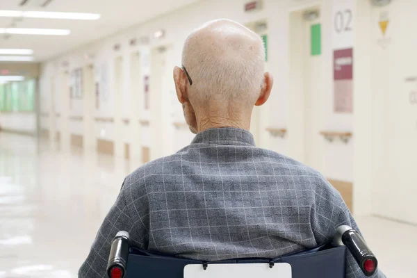 Πίσω Όψη Του Γέροντα Κάθεται Αναπηρικό Καροτσάκι Στο Διάδρομο Του — Φωτογραφία Αρχείου