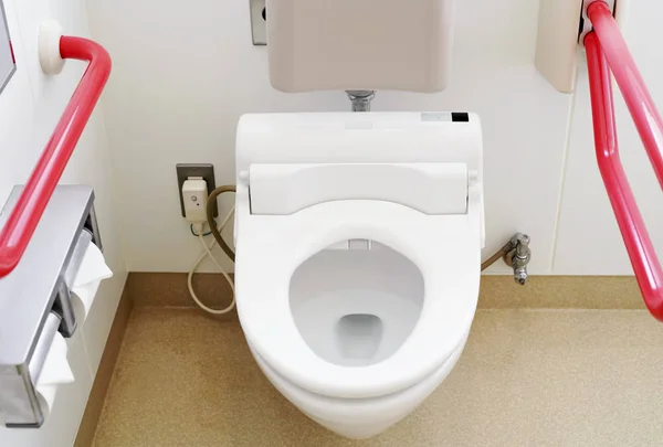 卫生间和扶手为残疾人在厕所房间 安全概念 — 图库照片