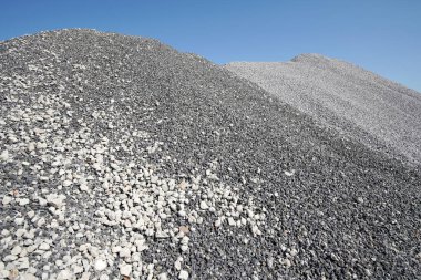 Ezilmiş taş granit mavi gökyüzüne karşı büyük Höyük