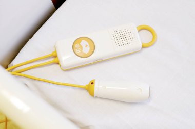 Yataktaki hemşire ekipmanlarını aramak için acil durum düğmesi   