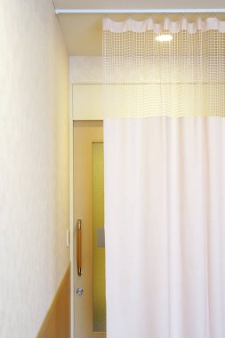 Tıbbi perde bir korkuluk gizlilik perdesi bir hastane odasında asılı 