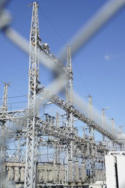 Düğmeleri ve bağlantıyı kesen yüksek gerilimli alt istasyonun bir parçası