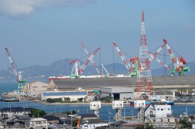 Yeni gemi Tersanesi mavi gökyüzü karşı bina                     