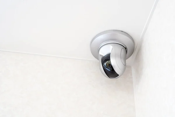 Veiligheidscamera Een Wit Plafond Met Misdaad Systeem Huis Cctv Camera — Stockfoto