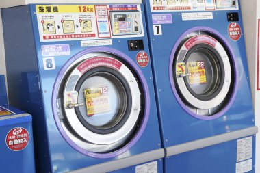 Kgawa, Japonya - 14 Kasım 2018: Satır genel çamaşırhanede endüstriyel yıkama makinaları