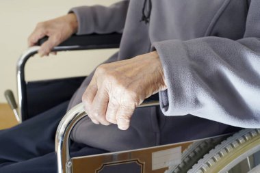 Tekerlekli sandalye çok üzücü hastaya evde üst düzey veya yaşlı adam 