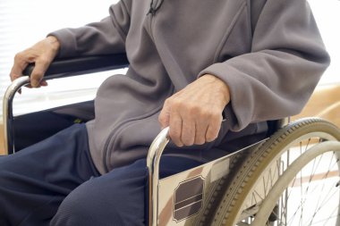 Tekerlekli sandalye çok üzücü hastaya evde üst düzey veya yaşlı adam 