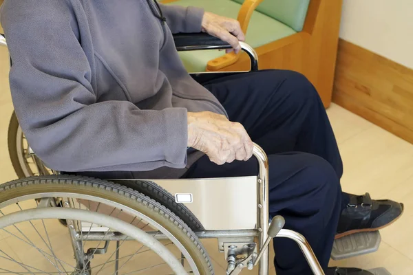 Ηλικιωμένος Ηλικιωμένος Ασθενής Αναπηρική Καρέκλα Τόσο Λυπημένος Στο Νοσοκομείο — Φωτογραφία Αρχείου