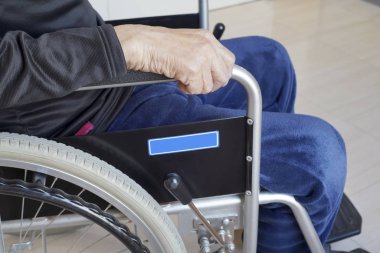 üst düzey veya yaşlı adam hasta tekerlekli hastane koridorda çok üzücü  