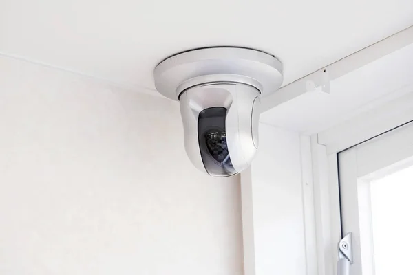 Veiligheidscamera Een Wit Plafond Met Misdaad Systeem Huis Cctv Camera — Stockfoto