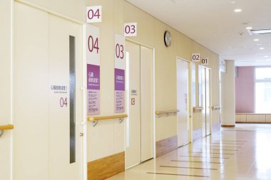 Kagawa, Japonya - 21 Aralık 2018: Hastane Danışma Oda Kapı duvar, tıbbi ve Klinik Hastane iç, Mitoyo Hastanesi.  