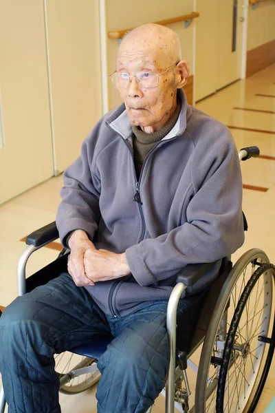 Ανώτερος Ηλικιωμένος Άνδρας Κάθεται Στο Αναπηρικό Αμαξίδιο Οίκο Ευγηρίας — Φωτογραφία Αρχείου