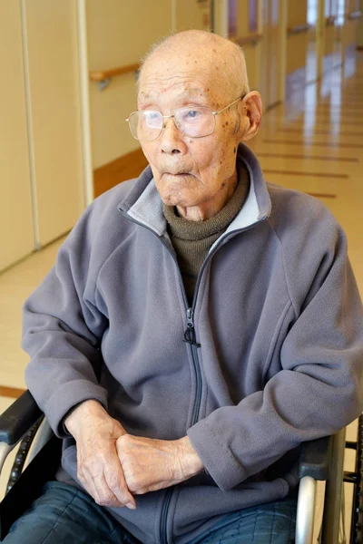 Ανώτερος Ηλικιωμένος Άνδρας Κάθεται Στο Αναπηρικό Αμαξίδιο Οίκο Ευγηρίας — Φωτογραφία Αρχείου