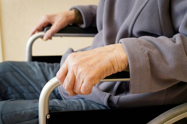 Κοντινό Πλάνο Της Ηλικιωμένους Χέρια Μια Αναπηρική Καρέκλα Στο Σπίτι — Φωτογραφία Αρχείου