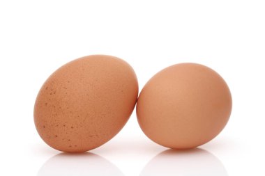 Kahverengi yumurta vurdu bir stüdyoda beyaz bir arka plan üzerinde