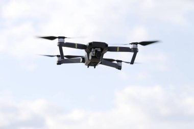 Hava ve arka planda gökyüzü uçan uçak 