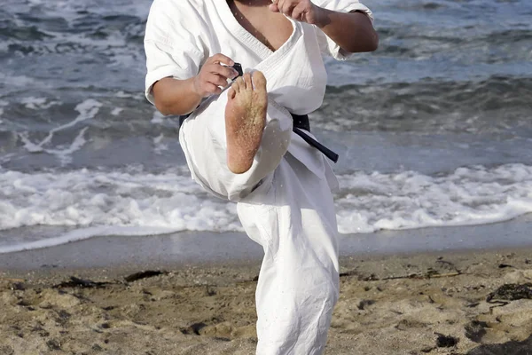 Japonés Karate Artes Marciales Entrenamiento Playa —  Fotos de Stock