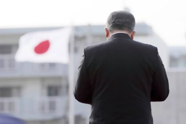 Japon seçim hatip arkadan görünüm konuşuyor yapar bayrak ile kamuoyuna rapor 
