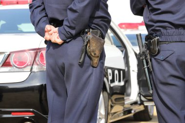 Devriye arabası ile Japon polis memuru arkadan görünüm 