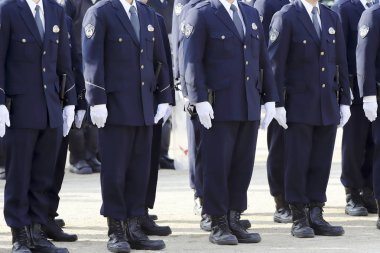 Japon polis memurları sıraya girin, dikkat!