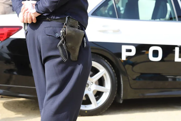 Vista Posteriore Dell Ufficiale Polizia Giapponese Con Auto Pattuglia — Foto Stock