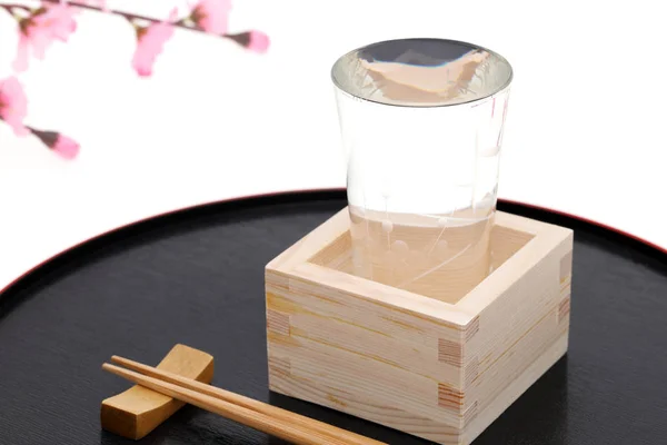 Japanische Holzschachtel Masu Mit Sake Isoliert Auf Weißem Hintergrund — Stockfoto