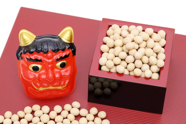 日本の伝統行事 大豆および悪魔のマスクは 毎年恒例のイベント Setsubun で使用されます — ストック写真