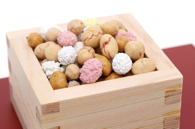 Geleneksel Japon etkinliği, soya fasulyesi abur cuburları geleneksel bir etkinlikte kullanılır / Setsubun. 