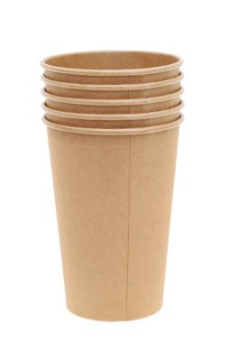 Tek kullanımlık kağıt bardak beyaz arkaplanda izole edildi  