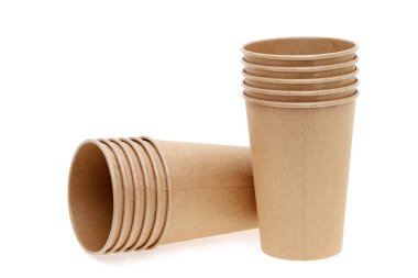 Tek kullanımlık kağıt bardak beyaz arkaplanda izole edildi  