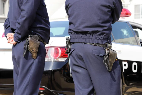 Visão Traseira Policial Japonês Com Carro Patrulha — Fotografia de Stock