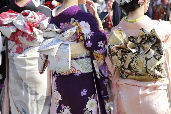 伝統的な着物を着た若い日本人女性がお祝いの日を迎えます — ストック写真
