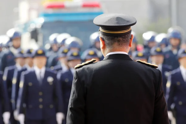 Japońscy Policjanci Stoją Rzędzie Uwaga — Zdjęcie stockowe