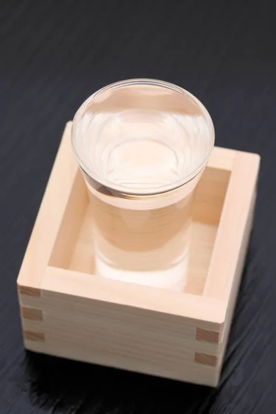 Japanische Holzschachtel Masu Mit Sake Auf Schwarzem Tischhintergrund — Stockfoto