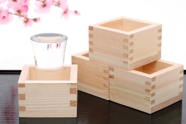白を基調とした日本酒の木箱入りの升 — ストック写真