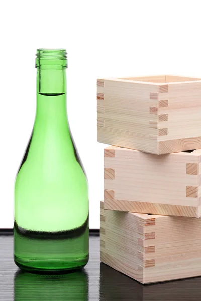 Botella Sake Japonés Con Caja Madera Masu Sobre Fondo Blanco — Foto de Stock